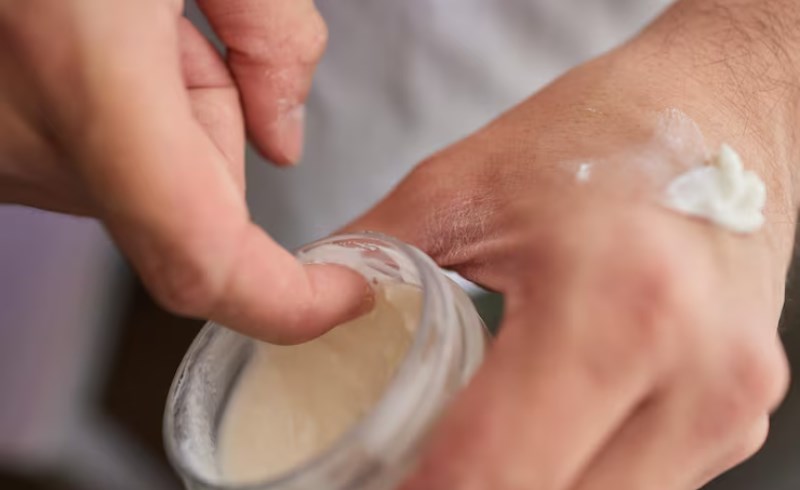 바셀린 피부 건조를 해결하는 석유 젤리의 이야기와 그 놀라운 활용 방법들