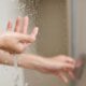 찬물로 샤워하는 이유와 그 효과 23