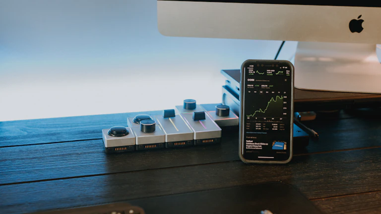 책상 위에 놓인 계산기와 동전