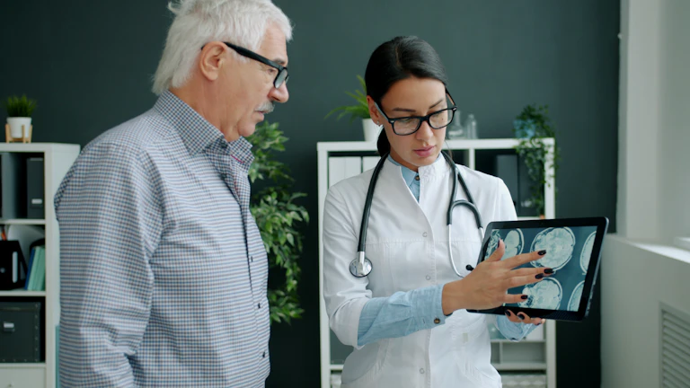 의사가 환자와 이야기하고 있는 모습