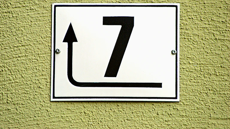 2026년 희귀난치성질환 보험금 청구 지급 거절 실전 노하우 9 고지의무 위반은 보험금 지급 거절의 흔한 사유 중 하나입니다. 만약 가입 당시 고의성이 없었거나, 고지하지 않은 내용이 실제 질병 발생과 인과관계가 없음을 입증할 수 있다면 보험금 지급을 받을 수 있는 가능성이 있습니다. 이때는 가입 당시의 건강검진 기록, 진료 기록, 의사 소견서 등 객관적인 자료를 통해 고의성이 없었음을 증명해야 합니다. 또한, 고지의무 위반이 경미하여 보험사의 계약 해지권이 소멸되었는지 여부도 확인할 필요가 있습니다. 전문가(손해사정사, 변호사)의 도움을 받아 법률적, 의학적 근거를 바탕으로 대응하는 것이 가장 효과적입니다.