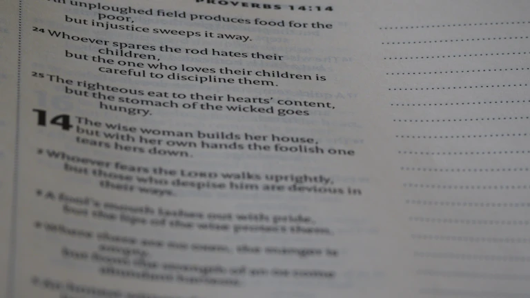 최대 5억까지 자녀 양육 위한 주택 구매 자금 지원 꿀팁 9 신청서와 펜이 놓여 있는 모습