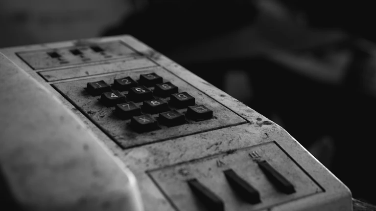 최대 5억까지 자녀 양육 위한 주택 구매 자금 지원 꿀팁 8 계산기와 주택 관련 서류가 놓여 있는 모습