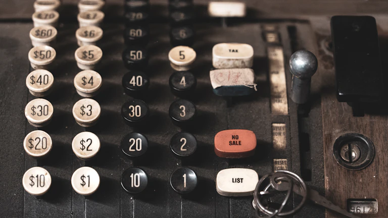 계산기와 보험 증권 서류