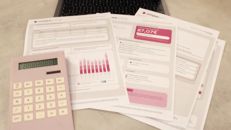 보험 서류 위에 놓인 계산기와 펜