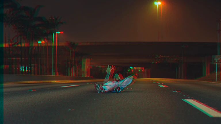 밤에 대리운전 기사가 사고를 낸 차량을 보는 운전자