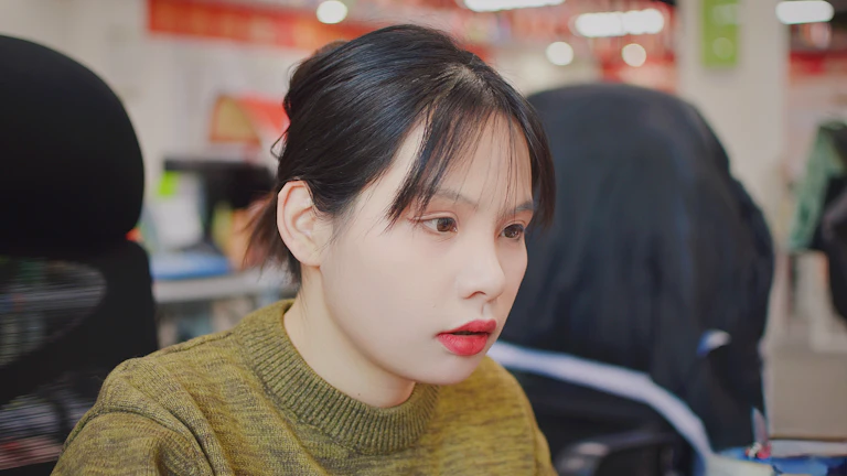 2026년 희귀난치성 질환 보험금 지급 거절 대처법 7 서류를 보며 혼란스러워하는 사람