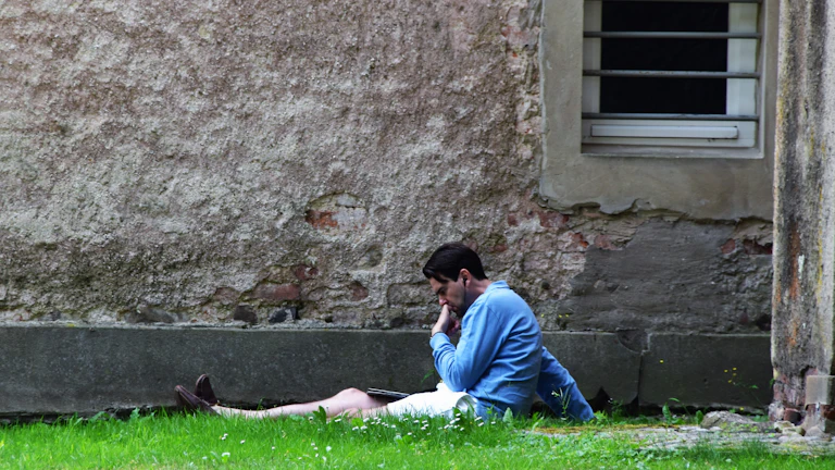 서류 작업을 함께 하는 부부