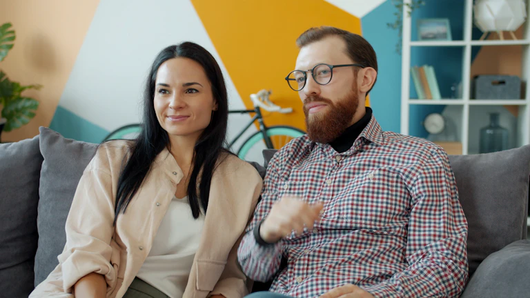 뇌혈관질환 vs 뇌출혈 vs 뇌졸중 진단비 범위 비교, 당신에게 꼭 필요한 필수 특약 추천 10 재정에 대해 이야기하는 부부