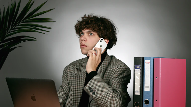 2026년 60대 필수 운전자보험 가입 전 5가지 핵심 비교 9 고객 상담원이 전화로 친절하게 응대하는 모습