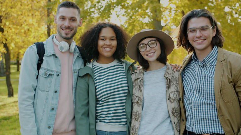 서류를 놓고 논의하는 다양한 사람들
