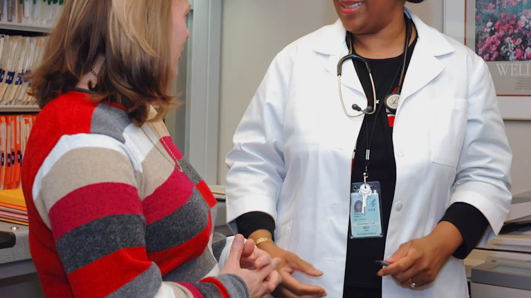 의사와 환자가 진단서를 보며 상담하는 모습