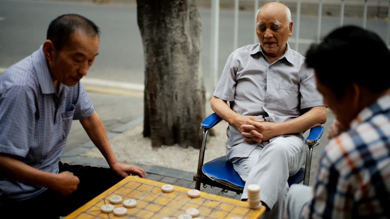 표적항암약물허가치료비 특약 필요성 실제 항암 치료 비용과 보험금 비교 8 의사가 환자의 차트를 보며 상담하는 모습