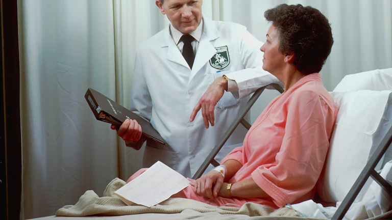 질병 통원 의료비 한도 25만 원 꽉 채워 청구하는 처방전 쪼개기 기술, 현명한 실손보험 활용법 8 의사와 환자가 상담하는 모습