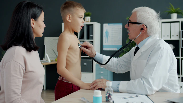 의사가 환자의 상태를 진찰하고 차트에 기록하는 모습