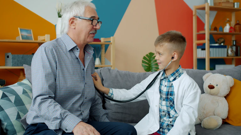 의사가 환자에게 유전자 검사 결과를 설명하는 모습