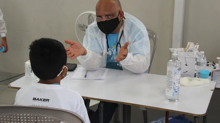 표적항암제 청구 후기 및 보험금 지급 거절 대처법 (2026년) 8 의료 기록을 설명하는 의사