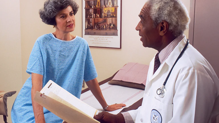 50대 암보험 비갱신형 추천과 100세까지 든든하게 준비하는 방법 (2026년) 8 환자에게 진단 결과를 설명하는 의사