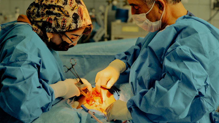 의사가 환자에게 로봇 수술에 대해 설명하는 모습