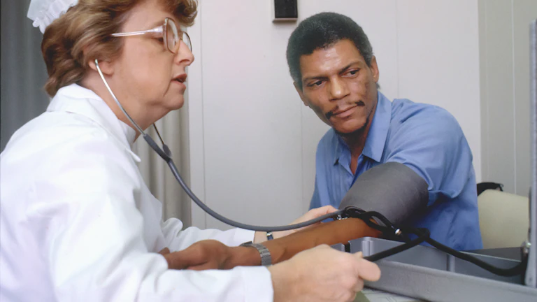 2026년 까다로운 후유장해 보험금 제대로 받는 노하우 7 의사가 환자에게 진료 기록을 설명하는 모습