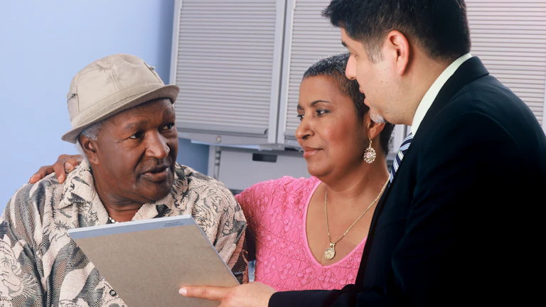 2026년 투석 치료비 제대로 받는 청구 팁 7 의사가 환자에게 진료 내용을 설명하는 모습