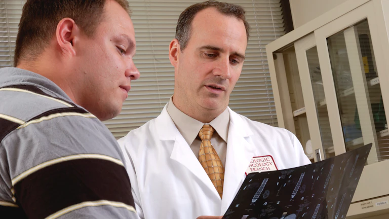 건강보험 비급여 항목 줄이는 5가지 현명한 팁 (2026년) 8 의사가 환자에게 진료 설명을 하는 모습