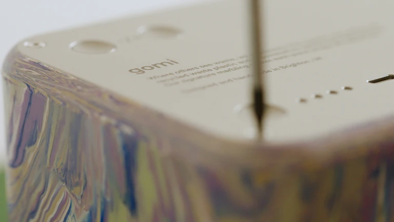 서류와 돋보기를 보고 있는 모습