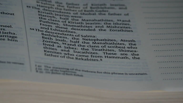 2026년 경증치매 진단비 제대로 받는 보장 조건과 청구 팁 8 서류와 돋보기를 보고 있는 모습