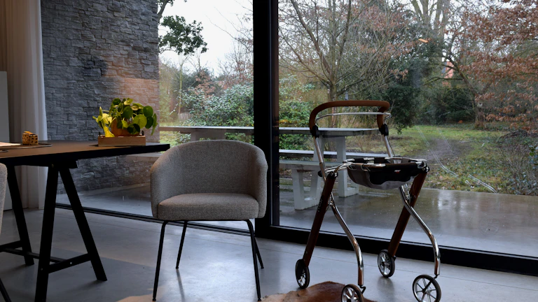 재가급여 지급 후기 및 요양원 대신 현금 받는 팁 (2026년) 7 집에서 전문 요양보호사의 돌봄을 받으며 미소 짓는 어르신과 가족의 모습