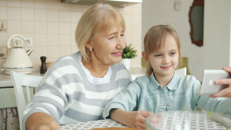 재가급여 간병인보험 단점 및 손해 안 보는 가입 팁 (2026년) 7 집에서 간병 서비스를 받는 노인과 요양보호사