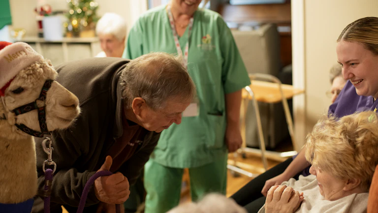 간병인보험 사용일당 비교 및 보험료 절약 팁 (2026년) 7 병원에서 간병인의 도움을 받으며 미소 짓는 어르신
