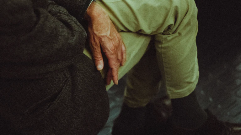 손을 잡고 있는 노부부