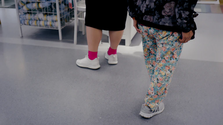 60대 간병인보험 추천 필수 비교 가이드 (2026년) 7 산책하는 노부부