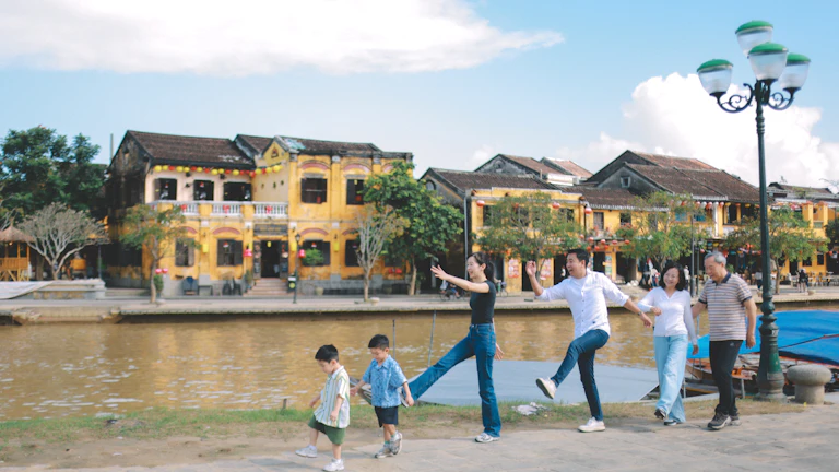 다정하게 산책하는 노부부