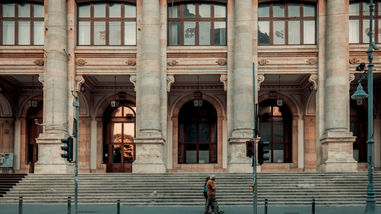 간병인보험 요양등급 상향으로 혜택 극대화하는 2026년 전략 7 다정하게 산책하는 노부부