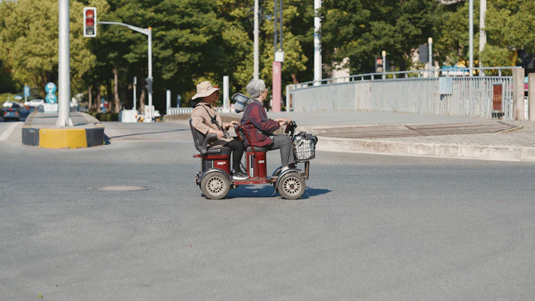 2026년 60대 필수 운전자보험 가입 전 5가지 핵심 비교 7 60대 남성이 운전석에 앉아 도로를 주시하는 모습