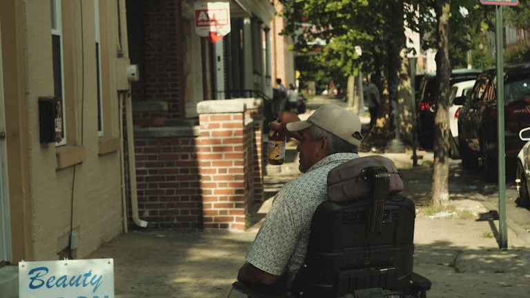간병인보험 지급 거절 사례와 대처법 완벽 분석 7 간병인의 도움을 받는 노인