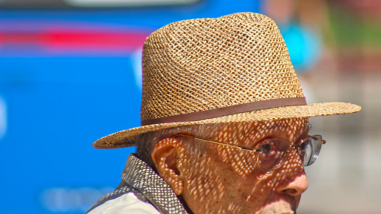 간호사에게 간호를 받는 노인