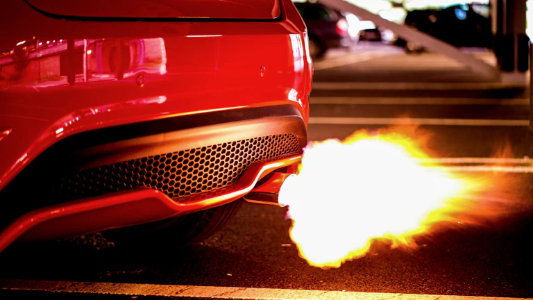 전기차 화재 지급 거절 대처법과 전액 보상받는 설계 팁 (2026년) 7 불타는 전기차와 진화하는 소방관들