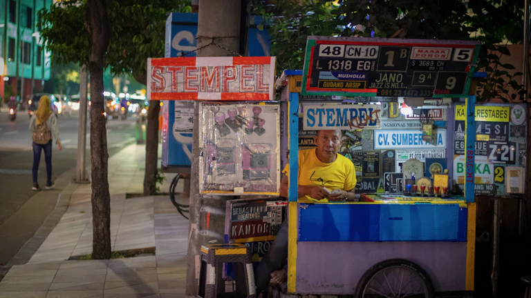 길거리에서 전동 휠체어를 이용하는 사용자
