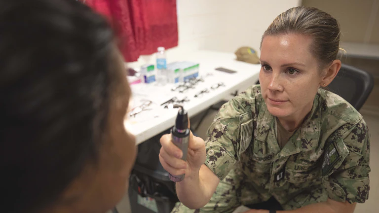 백내장 수술 보험금 지급 거절 대처법과 2026년 실전 보상 후기 7 안과에서 눈 검사를 받는 모습