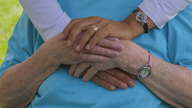 가족간병비 지급 거절 2026년 대응 방법과 실제 후기 7 병실에서 환자의 손을 잡고 위로하는 가족의 모습