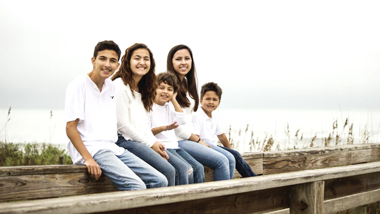 가족이 재무 설계사와 함께 보험 상담을 받는 모습