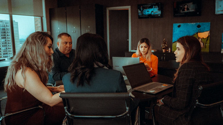 2026년 팬데믹 대비 신종 질병 보험 가입 필수 가이드 8 가족이 모여 보험 서류를 보며 진지하게 대화하는 모습