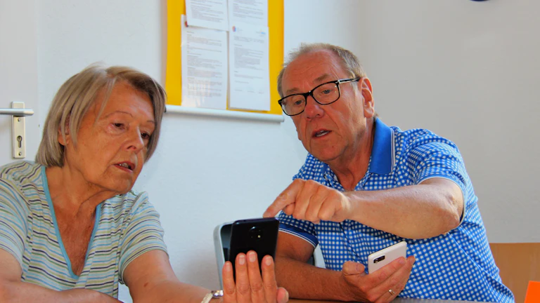 보험 리모델링, 불필요한 특약 삭제로 월 보험료 30% 줄이고 보장은 2배 키우는 2026년 실전 전략 8 보험 서류를 검토하는 가족