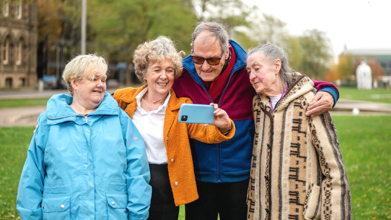 간병인보험 요양등급 상향으로 혜택 극대화하는 2026년 전략 8 나이든 가족을 부축하는 가족 구성원