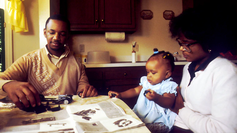 보험사와 상담하는 가족