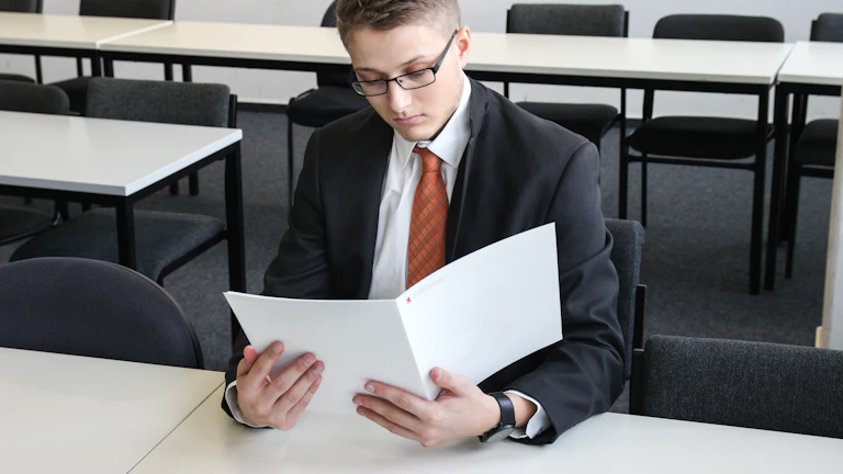 재정 고문과 상담하는 고객