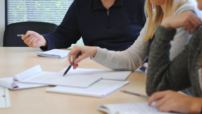 재정 고문이 서류를 설명하는 모습