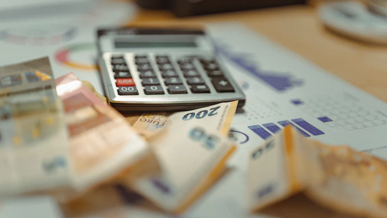 무해지 환급형 보험의 함정, 납입 기간 중 해지하면 0원 되는 이유와 만기 시 수익률 분석으로 현명하게 대비하기 7 금융 전문가가 투자에 대해 설명하는 모습